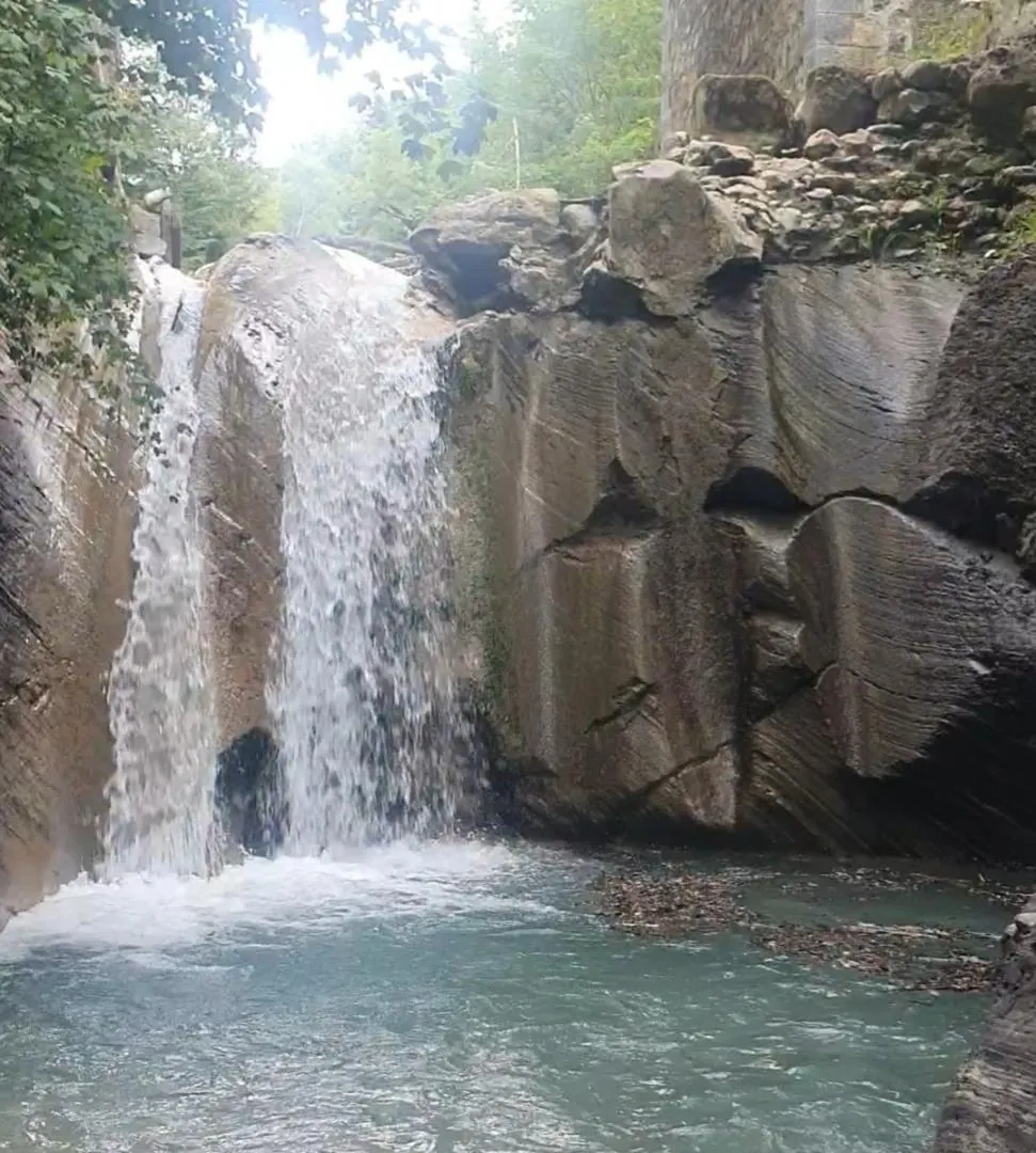 La cascade du ruisseau de la Vanne et son bassin d'eau turquoise