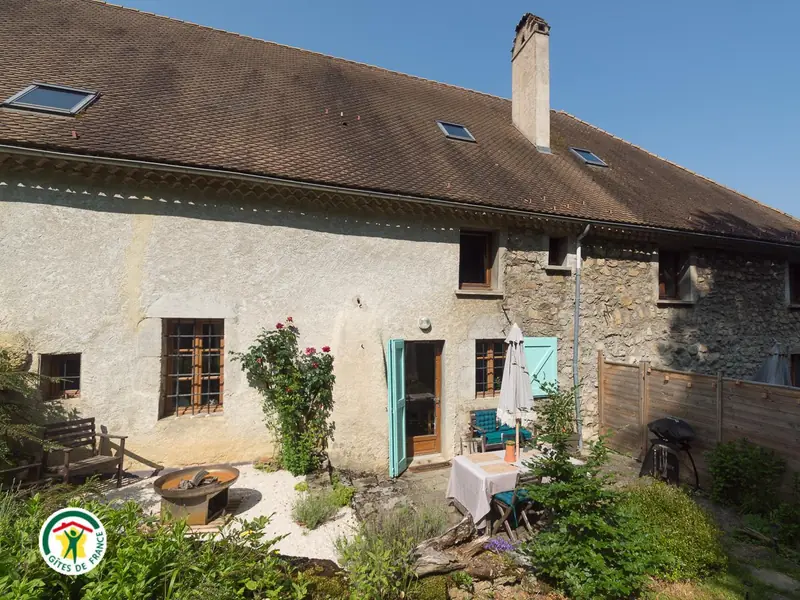La maison dauphinoise et ses tuiles écailles, vue depuis le jardin